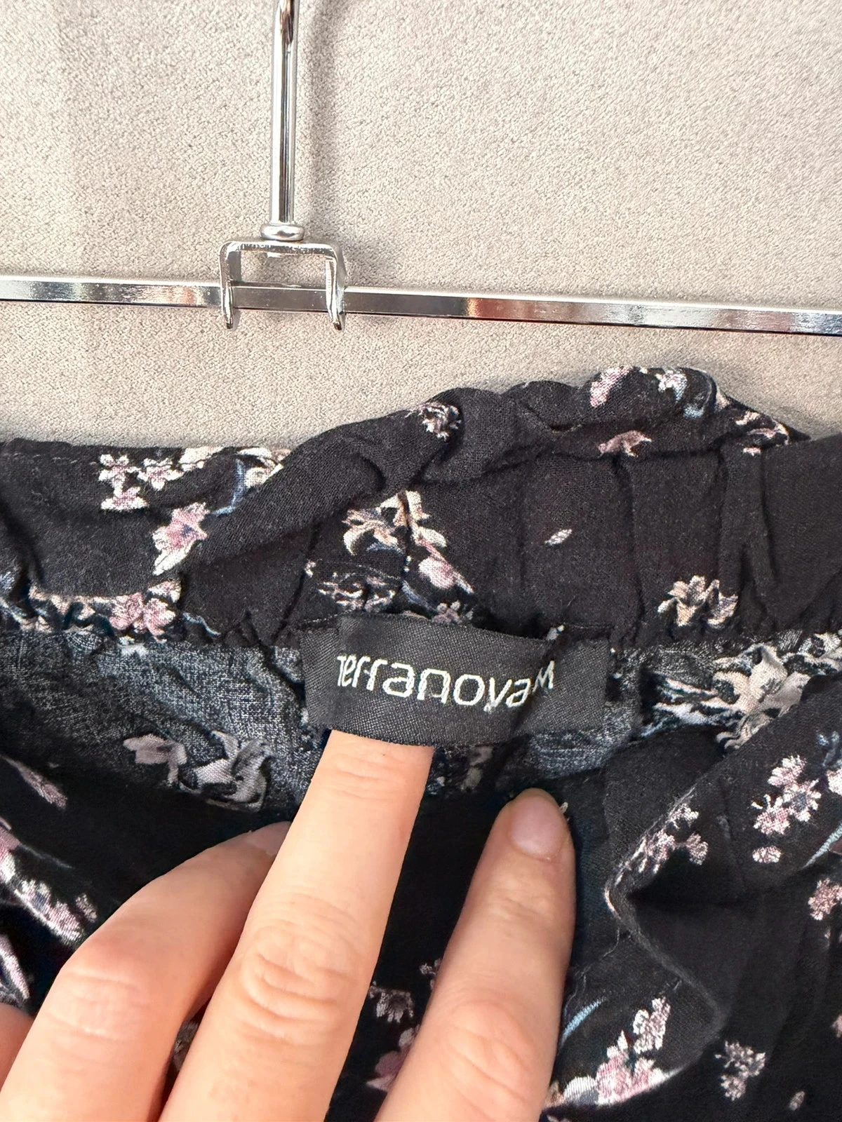 Floral black shorts size M – photo 2